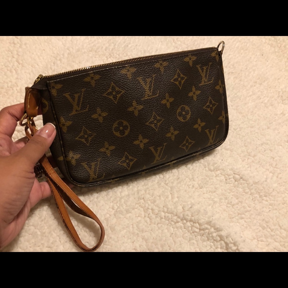 SOLD: Louis Vuitton Pouch Aunthentic